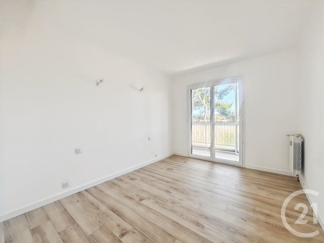 Appartement T3 à vendre - 3 pièces - 68.27 m2 - SANARY SUR MER - 83 - PROVENCE-ALPES-COTE-D-AZUR - Century 21 Immobilière Charlemagne