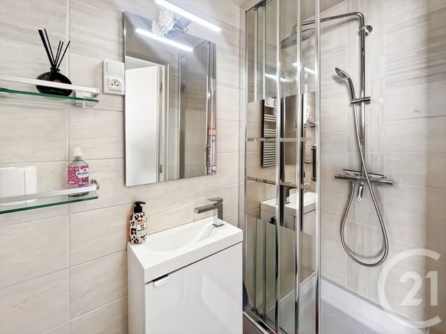 Appartement T3 à vendre - 3 pièces - 62.0 m2 - BANDOL - 83 - PROVENCE-ALPES-COTE-D-AZUR - Century 21 Immobilière Charlemagne