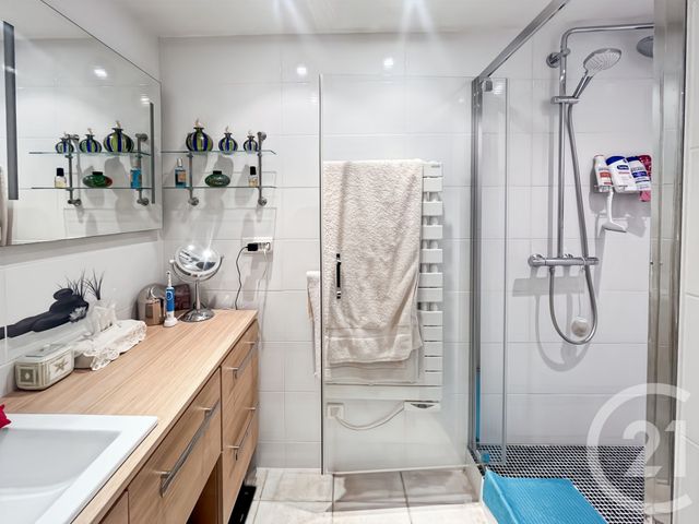Appartement F1 à vendre - 1 pièce - 42.0 m2 - BANDOL - 83 - PROVENCE-ALPES-COTE-D-AZUR - Century 21 Immobilière Charlemagne